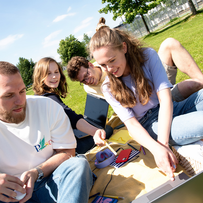 Unser Team testet auf der Campus Wiese.