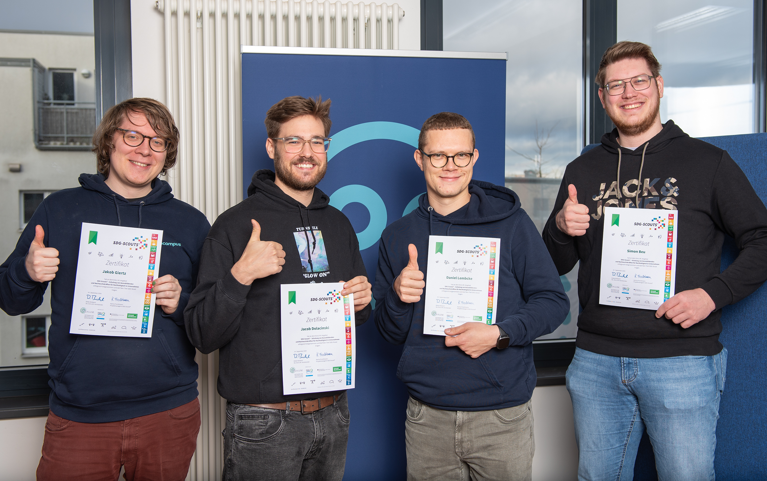 oncampus SGD-Scouts mit Zertifikaten in der Hand