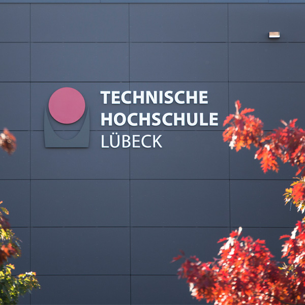 Blick auf das Gebäude der Technischen Hochschule Lübeck