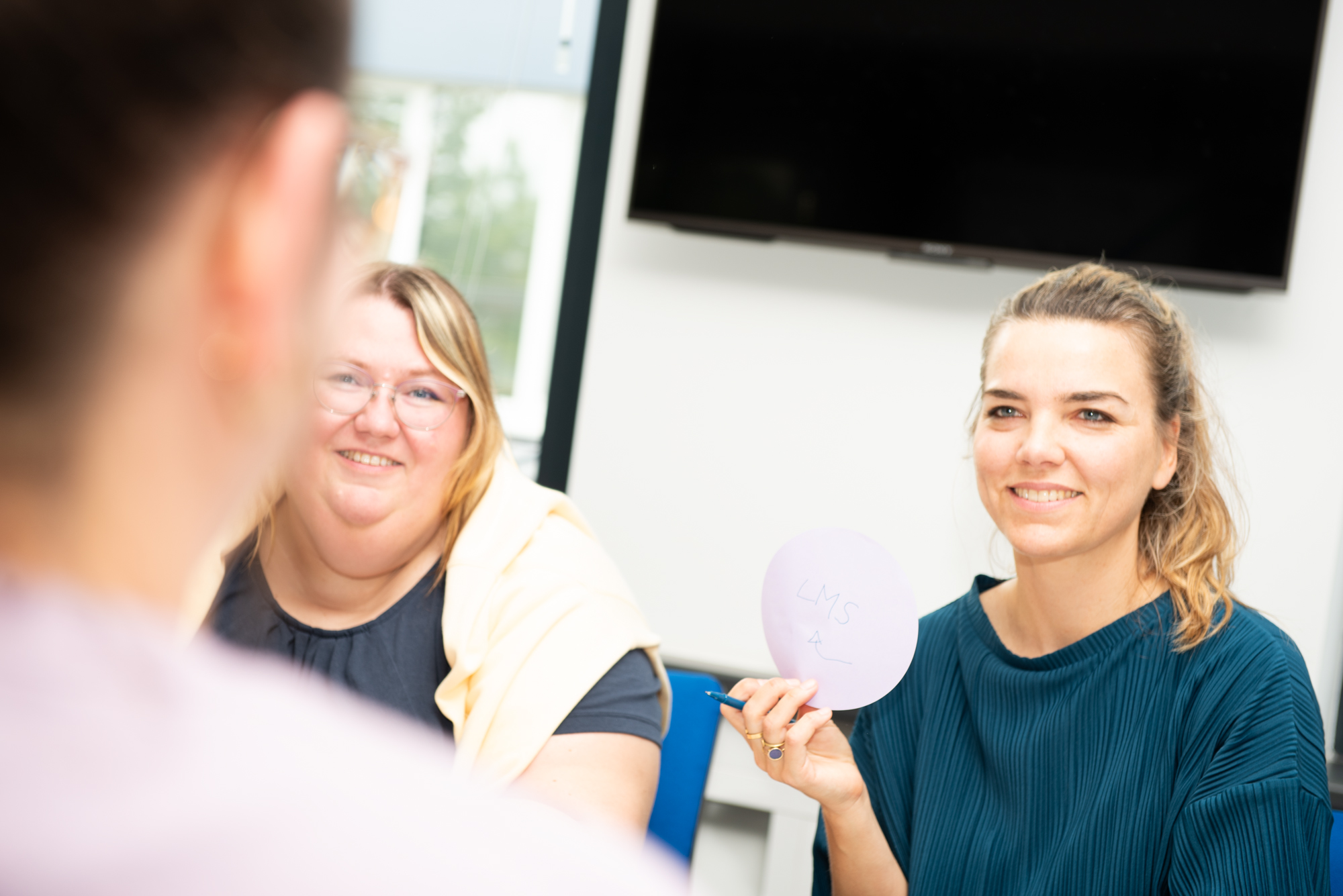 oncampus Team im feedback meeting mit einem Kunden